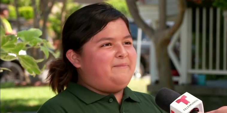 Madre vende tamales para cumplir el sueño de su hija de ver a Karol G y ella las sorprende