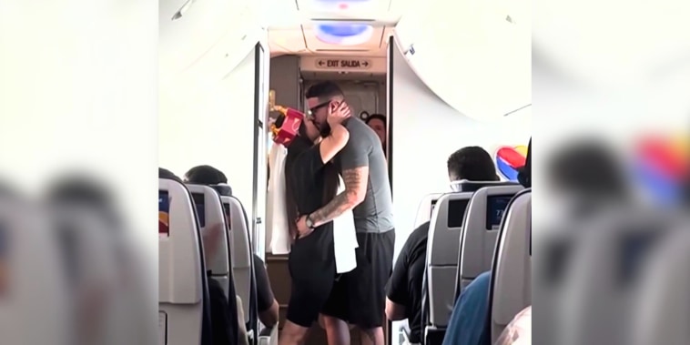 Pareja se casa a 30,000 pies de altura durante un vuelo a Las Vegas: así fue la boda