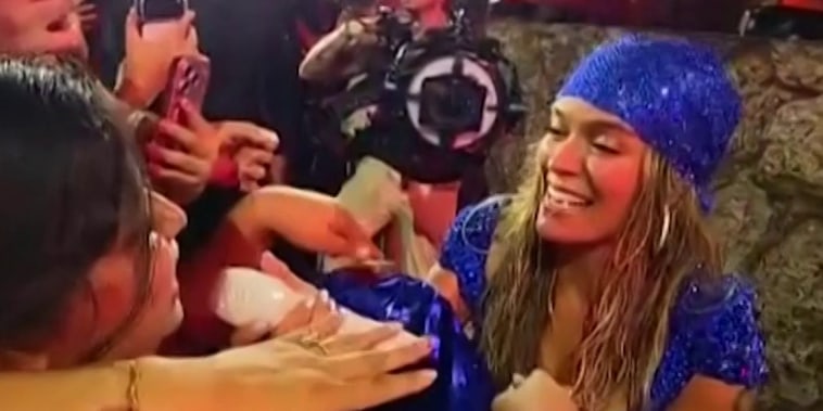 Karol G baja del escenario para cantar junto a una niña