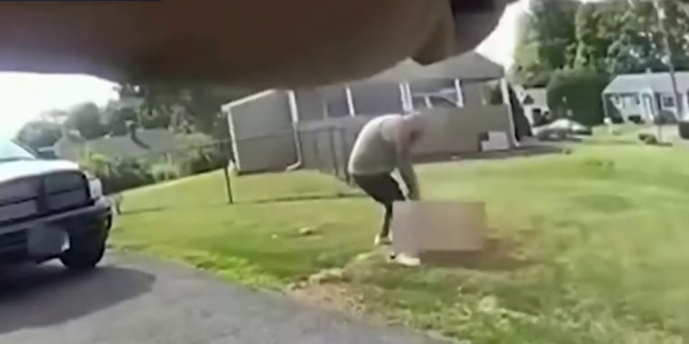 Un hombre ataca a otro con un bate y muere tras ser baleado por policías
