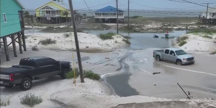La tormenta tropical Bertha deja inundaciones costeras y desaparecidos