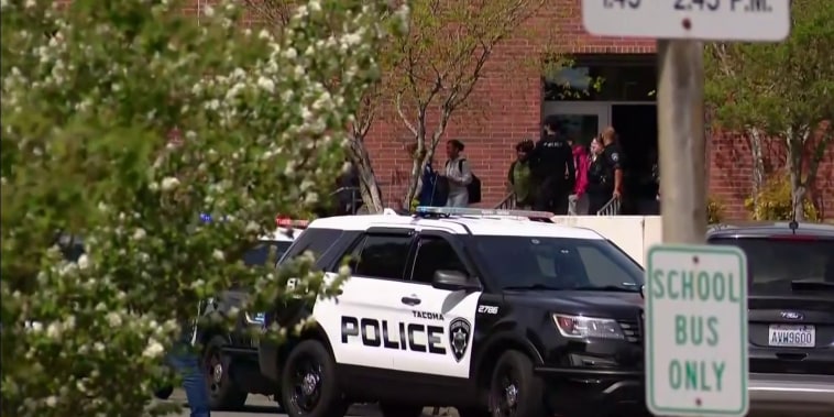 Estudiante apuñala a cuatro compañeros y hiere a un guardia
