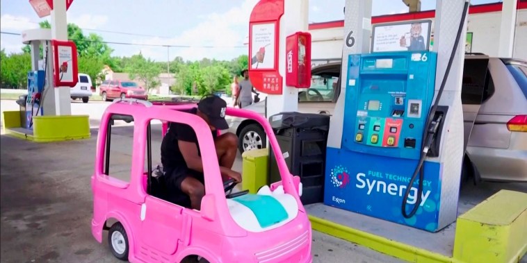 Un hombre habilita un auto de juguete para ahorrar gasolina