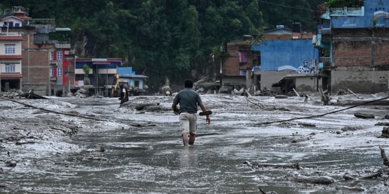 Aumenta a más de 500 el número de personas muertas por las inundaciones en Nepal y Tíbet