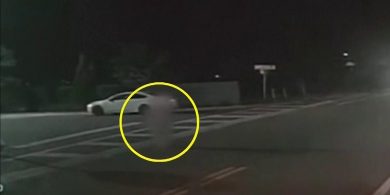 Vea cómo un auto pasa a pulgadas de un niño que cruzaba la calle en Florida
