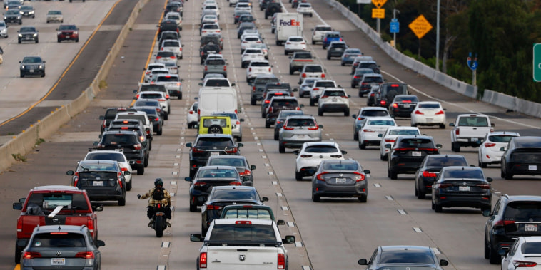 Unos 45 millones viajarán por carretera en Memorial Day pese al alza en la gasolina