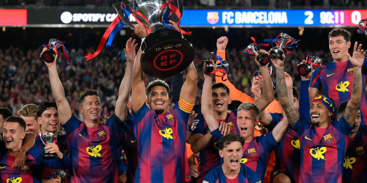 Fanáticos celebran el triunfo del Barça ante el Real Madrid