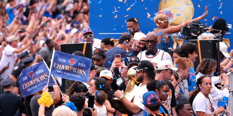 Cientos de fanáticos celebran a los Knicks con un desfile en las calles de Nueva York