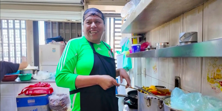 Mexicanos aprenden inglés para atender a los viajeros del Mundial