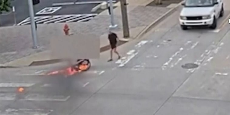 Un hombre arroja cóctel molotov contra persona en silla de ruedas