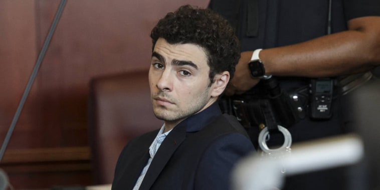 Luigi Mangione llega tarde a una audiencia tras quedar atrapado en un elevador