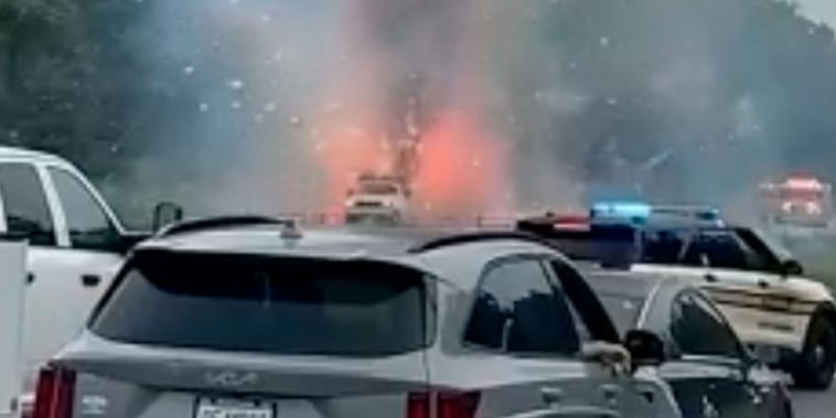 Un camión lleno de fuegos artificiales se incendia en Tennessee