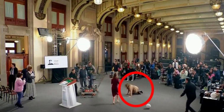 Sheinbaum ayuda a una periodista que se cayó en su rueda de prensa