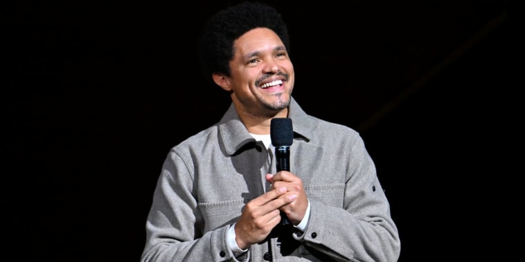 Trevor Noah reacciona al saludo de narradores de Telemundo