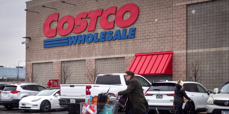Costco store from the outside.