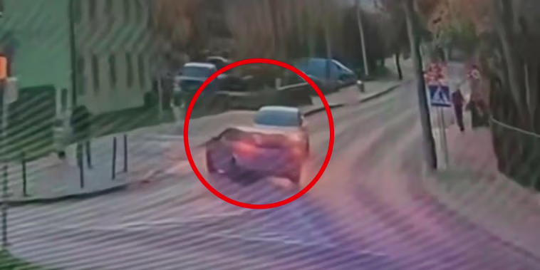 Una niña se salva de ser embestida por un auto errante en Polonia