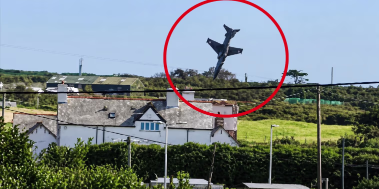 Dos pilotos logran salir de un avión de la Fuerza Aérea Británica a punto de estrellarse