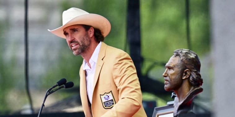 Watch Jared Allen Give an Emotional Tribute to Family During Hall of Fame Speech