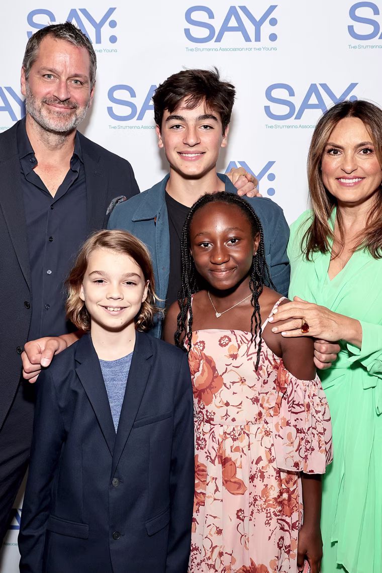 Peter Hermann și Mariska Hargitay pozează cu copiii lor, August Miklos Friedrich Hermann, Andrew Nicolas Hargitay Hermann și Amaya Josephine Hermann