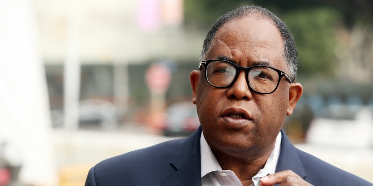 Image: Supervisor Mark Ridley-Thomas casts his vote