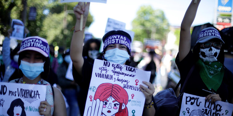 Unas 500 mujeres protestaron el 28 de noviembre en las principales calles de San Salvador, por los casos de desaparecidas.