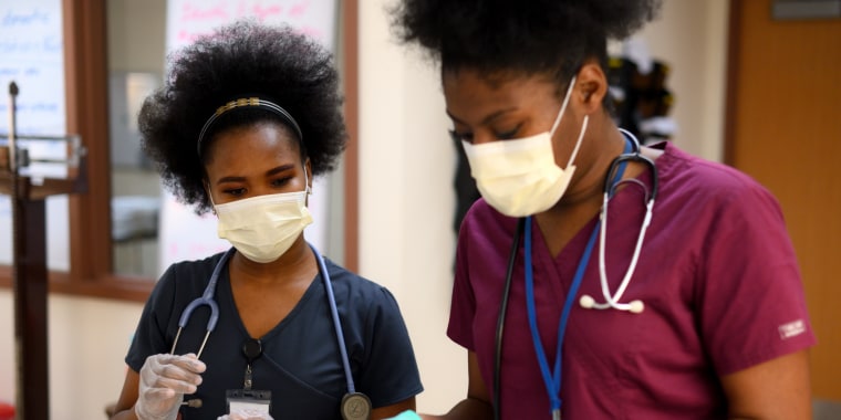 Las estudiantes de enfermería Nazarine Beweh y Nicole Obisie en el laboratorio educativo del Programa de Enfermería Práctica de la Escuela Técnica del Condado de Delaware, en Broomall, Pennsylvania, el 28 de enero de 2020.