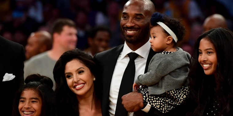 Kobe Bryant posa con su familia en el Staples Center en Los Ángeles 2017