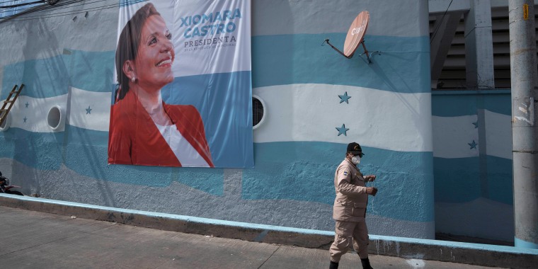 Una pancarta que promueve a la presidenta electa Xiomara Castro cuelga de una pared en el Estadio Nacional en Tegucigalpa, Honduras, el miércoles 26 de enero de 2022.