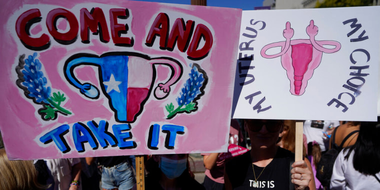 Manifestantes exigen acceso continuo al aborto durante la Marcha por la Justicia Reproductiva, el 2 de octubre de 2021, en Los Ángeles, California.