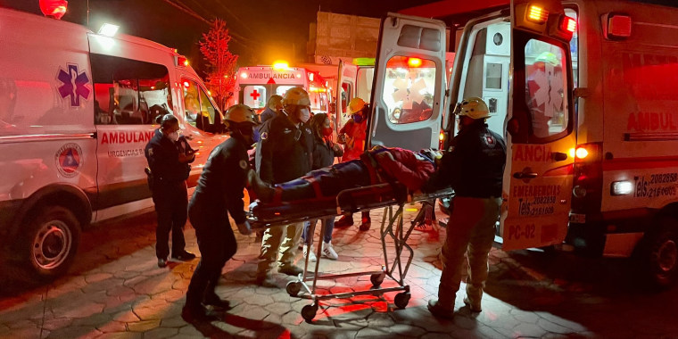 Paramédicos responden a un accidente de autobús en Jajalpa, Estado de México, que dejó decenas de heridos
