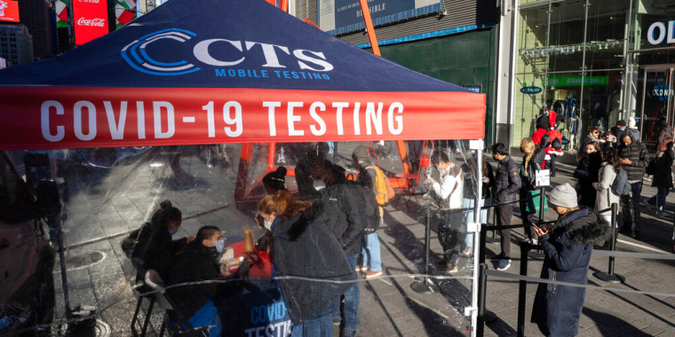 Personas hacen fila en un sitio de pruebas de COVID-19 en Times Square, Nueva York, el 3 de diciembre de 2021.