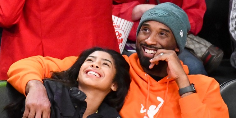Kobe Bryant y su hija Gianna Bryant en un partido de baloncesto entre Los Angeles Lakers y Dallas Mavericks 2019