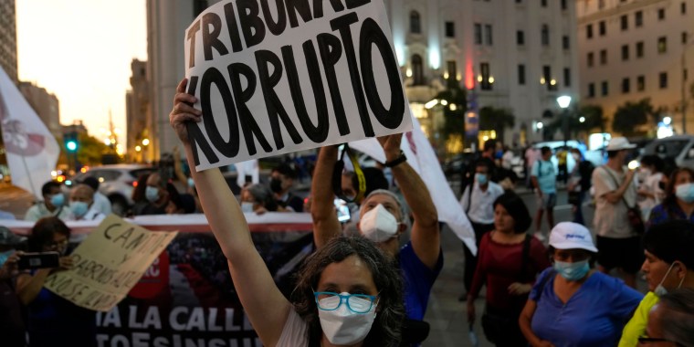 Prostestas en Lima, Perú, por decisión del Tribunal Constitucional de poner el libertad al expresidente Alberto Fujimori, el jueves 17 de marzo de 2022.
