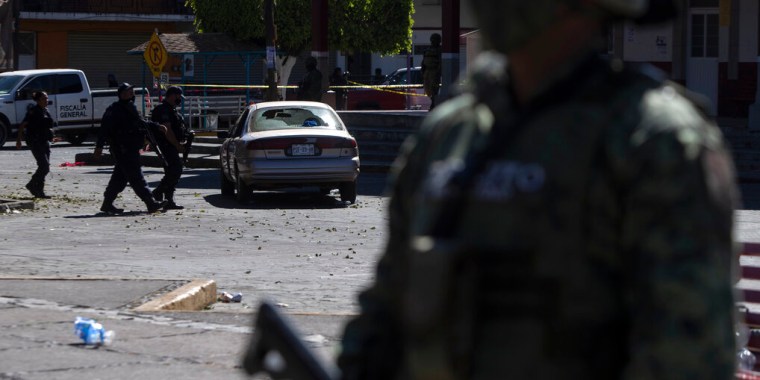 La policía trabaja en la zona de un tiroteo masivo en Parangaricutiro, México, el jueves 10 de marzo de 2022.