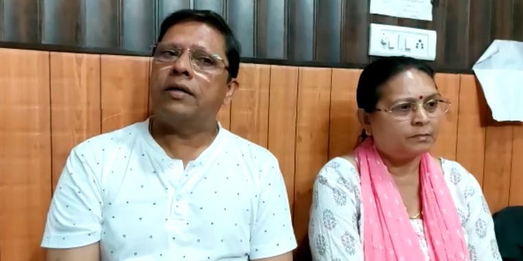 Esta imagen tomada de un video muestra a Sanjeev Ranjan Prasad,  y a su esposa Sadhana Prasad esperando en una sala de abogados en Haridwar, India, el jueves 12 de mayo de 2022.