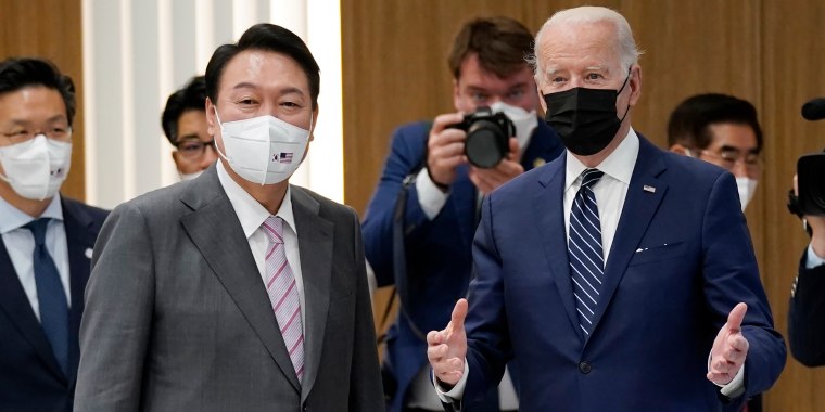 El presidente Joe Biden y el presidente surcoreano Yoon Suk Yeol visitan el campus de Samsung Electronics Pyeongtaek, el viernes 20 de mayo de 2022, en Pyeongtaek, Corea del Sur.