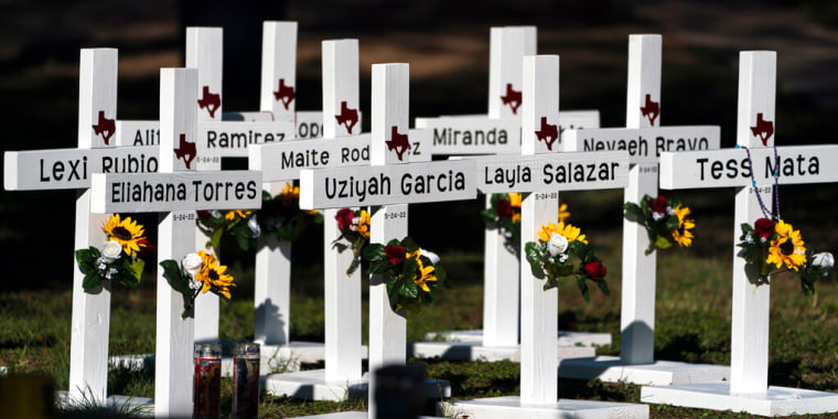 Cruces con los nombres de las víctimas del tiroteo del martes se colocan fuera de la Escuela Primaria Robb en Uvalde, Texas, el jueves 26 de mayo de 2022.