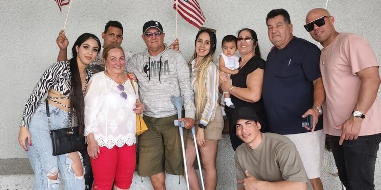 El cubano Julio Martínez, de 63 años, se reúne con su familia en un aeropuerto de Miami tras una travesía de 21 días por Centroamérica.