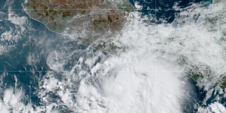 La tormenta tropical Agatha frente a la costa sur del Pacífico mexicano, el 28 de mayo de 2022.