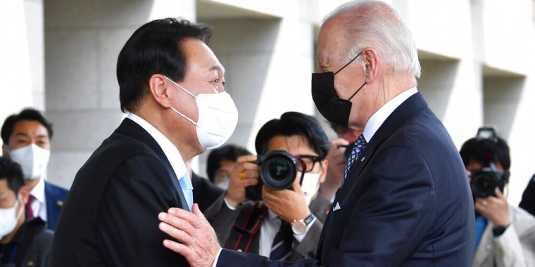 El presidente de Corea del Sur, Yoon Suk Yeol, a la izquierda, saluda al presidente de Estados Unidos, Joe Biden, antes de su reunión cumbre en la Casa del Pueblo, el sábado 21 de mayo de 2022, en Seúl, Corea del Sur.