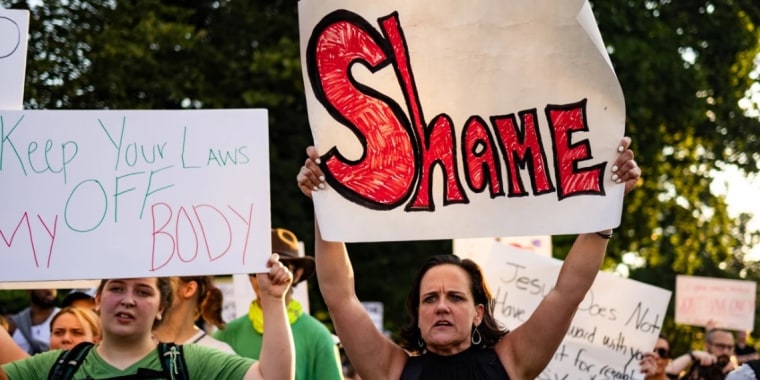 Manifestantes por el derecho al aborto protestan ante la Corte Suprema el sábado.