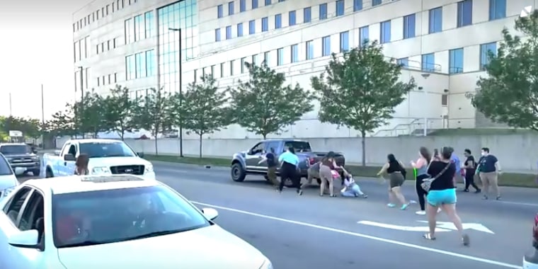 El momento en que una camioneta atropella a manifestantes en una protesta a favor del aborto en Cedar Rapids, Iowa, el sábado 25 de junio.