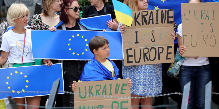 Manifestantes demuestran su apoyo a Ucrania afuera de la sede el Parlamento Europeo en Bruselas, Bélgica, el 23 de junio de 2022.