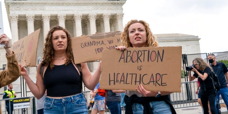 Manifestantes por el derecho al aborto se manifiestan, el sábado 14 de mayo de 2022, frente a la Corte Suprema en Washington D.C. , durante las protestas en todo el país.