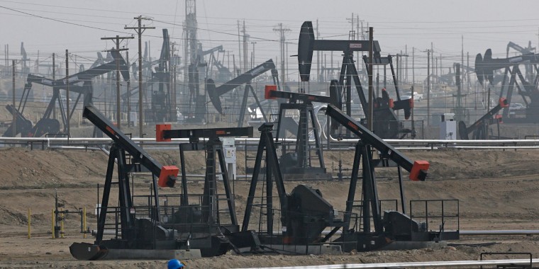 Un campo de extracción petrolera en Bakersfield, California. Datos federales indican que el costo del crudo doméstico en Estados Unidos es mayor que el importado.