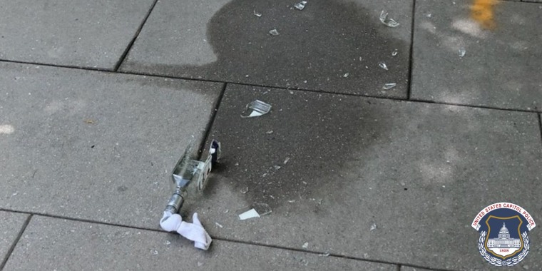 El hombre arrojó una bomba molotov a los agentes hecha con una botella de tequila, un calcetín y un líquido acelerante a base de petróleo.