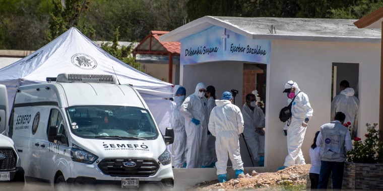 Peritos forenses exhuman el cuerpo de Debanhi Susana Escobar este viernes 1 de julio en el municipio de Galeana, Nuevo León.