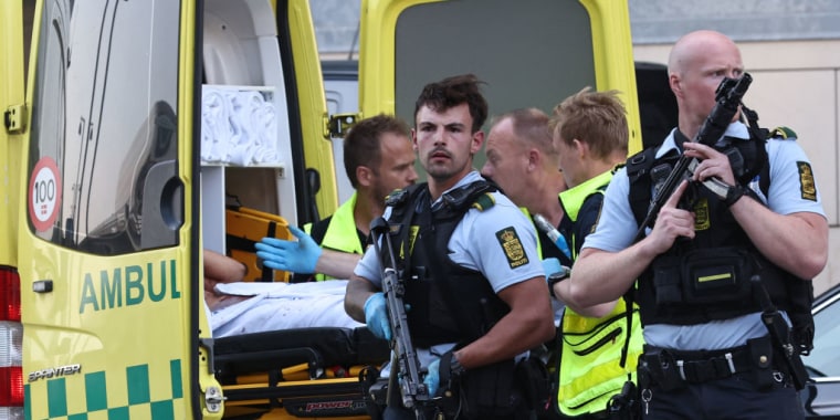 Una ambulancia y policías armados durante la evacuación de personas en el centro comercial Fields en Copenhague, Dinamarca, el 3 de julio de 2022 después de que se reportara un tiroteo.