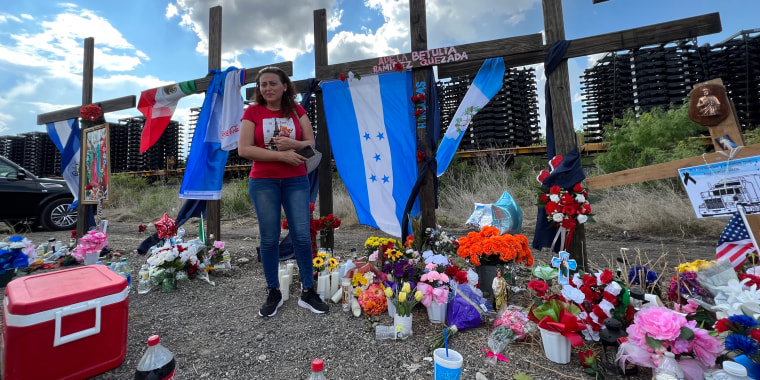 Gloria Quezada Machado viajó a Texas para despedirse físicamente de su hija, Adela Ramírez, una de las víctimas que murieron en un camión el 27 de junio. La madre visitó el memorial erigido en honor a las 53 personas fallecidas.
