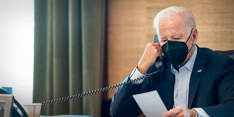 "El presidente Biden continuó trabajando desde la Casa Blanca esta mañana, incluso hablando por teléfono con su equipo de seguridad nacional", aseguró la Casa Blanca en su cuenta de Twitter.